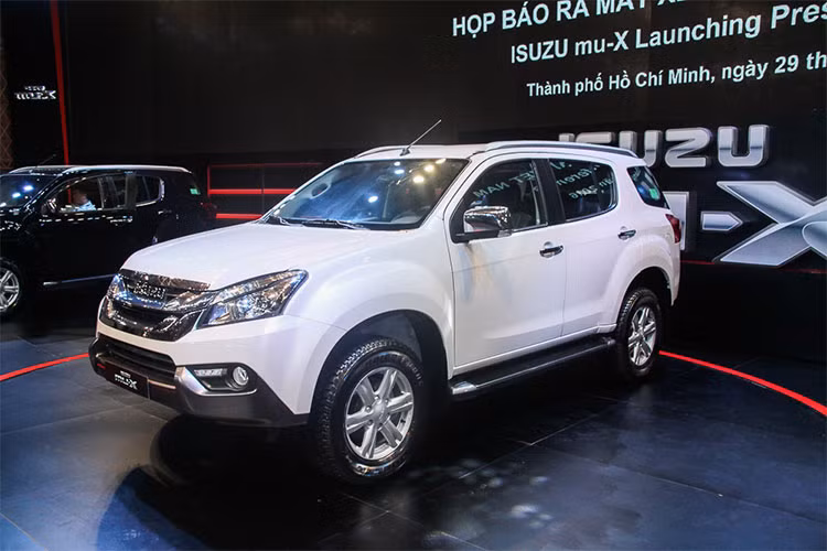 Theo báo cáo của Hiệp hội các nhà sản xuất Ôtô Việt Nam - VAMA, với doanh số 29 chiếc, mẫu xe ế Isuzu mu-X đã vươn lên đứng đầu phân khúc SUV 7 chỗ trong tháng 4/2018, thậm chí nó còn bán chạy hơn cả Toyota Fortuner, Mitsubishi Pajero Sport và một số đối thủ khác.
