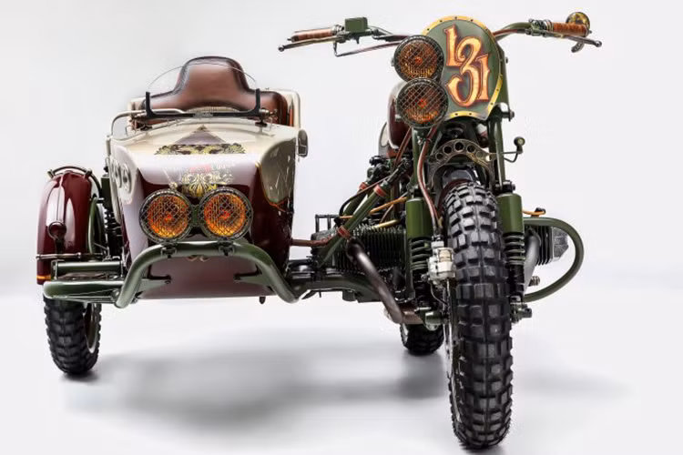 Chiếc Sidecar Ural độ độc này về nguyên bản từng được sản xuất vào năm 2006, truyền động trục sau. Những thợ độ của xưởng Le Mani Moto đã tháo dỡ hoàn toàn chiếc xe để dựng lại từ đầu. Bộ khung xe được cải tiến gọn lại nhằm giảm trọng lượng và phù hợp với thiết kế mới.