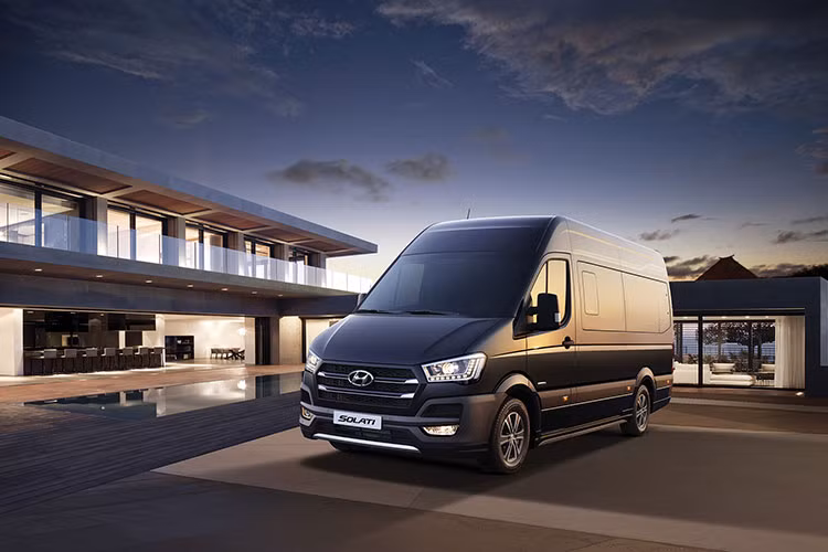 Ở phân khúc Minibus tại Việt Nam hiện nay, Ford Transit đang là mẫu xe duy nhất "tung hoành" một mình một thị trường sau khi Mercedes-Benz Sprinter ngừng sản xuất và Toyota Hiace chuyển sang dạng nhập khẩu nguyên chiếc. Chính vì vậy, với sự xuất hiện của Hyundai Solati 2018 mới - phân khúc này sẽ mang tính cạnh tranh hơn.