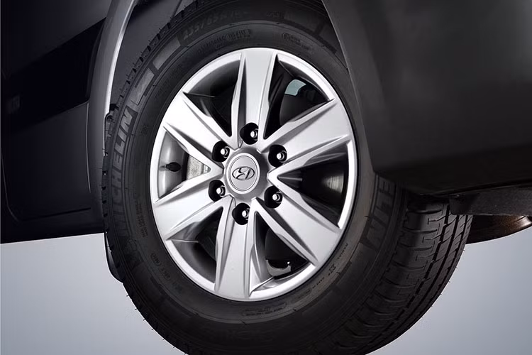 Đặc biệt, phía trên đèn sương mù được thiết kế bậc đỡ chân rất thuận tiện cho việc vệ sinh mặt trước của xe. Gương chiếu hậu thiết kế kiểu gập, tích hợp đèn báo rẽ tạo sự nổi bật và tăng độ an toàn. Cụm đèn hậu thiết kế theo chiều dọc, liền khối tăng thêm tính thẩm mỹ và sang trọng.