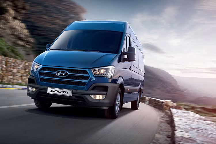 Hyundai Solati sẽ được bán ra thị trường với giá 1,08 tỷ đồng, cạnh tranh trực tiếp với mẫu Ford Transit đang độc chiếm phân khúc. Tuy có giá thành cao hơn Ford Transit (871 triệu và 939 triệu đồng, tuỳ phiên bản) nhưng Hyundai Solati lại có không gian bên trong xe rất rộng và thoáng, mang đến sự tiện nghi và thoải mái cho hành khách trên xe.