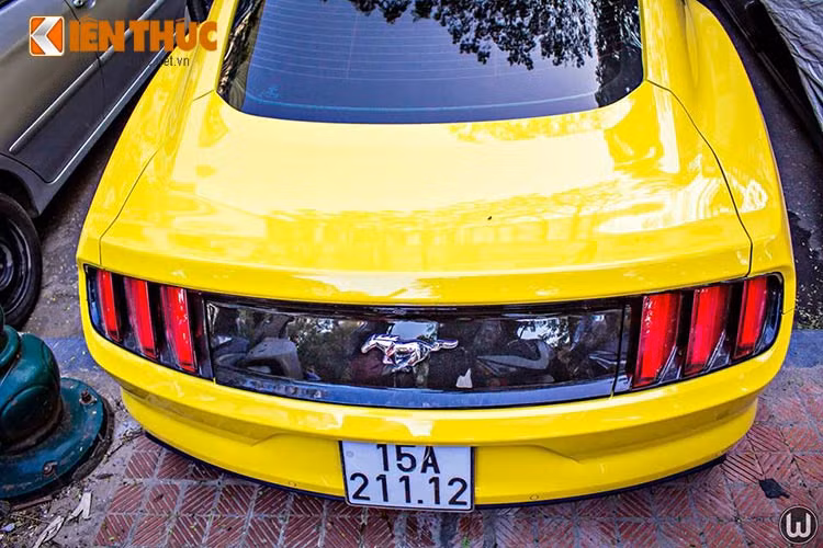 Ford Mustang sở hữu động cơ EcoBoost 2,3 lít tăng áp, 4 xi-lanh, công suất cực đại 310 mã lực tại vòng tua máy 5.500 vòng/phút cùng 434 Nm mô-men xoắn tại 3.000 vòng/phút. Xe được trang bị hộp số tự động 6 cấp với lẫy chuyển số trên vô-lăng.