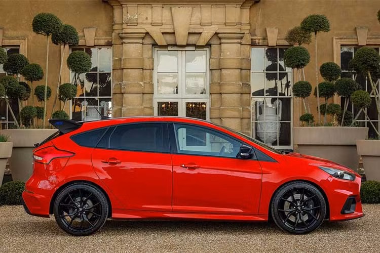 Được biết, để tạo ra bản Focus RS Limited-Edition 2018 giới hạn đặc biệt này, hãng xe ôtô Ford đã tham khảo ý kiến trên rất nhiều blog, diễn đàn, nhóm chơi xe trên Facebook về những mong muốn của người dùng.