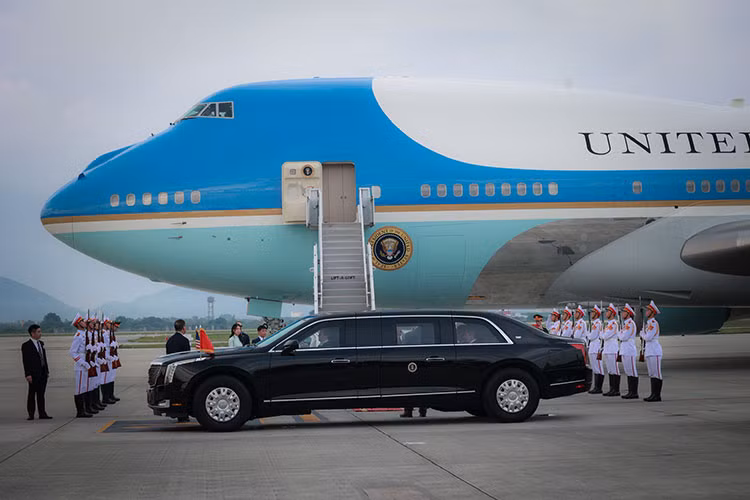Tổng thống Joe Biden lần đầu sang thăm Việt Nam theo lời mời của Tổng Bí thư Nguyễn Phú Trọng. Chuyến thăm diễn ra trong dịp kỷ niệm 10 năm hai nước xác lập Quan hệ Đối tác toàn diện. Đáng chú ý là đoàn xe tháp tùng Tổng thống Mỹ tại Việt Nam lần này.