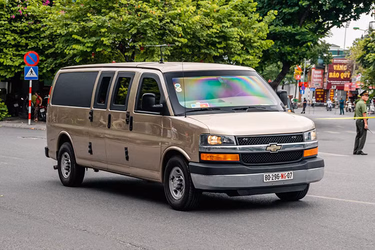 Mẫu Chevrolet Express của đại sứ quán Mỹ.
