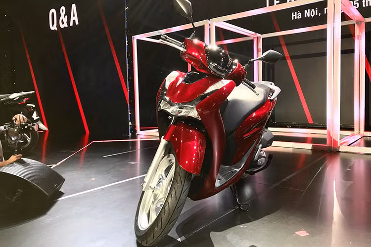 Giống như trước đây, Mẫu xe tay ga cao cấp Honda SH125/150i 2020 sẽ được trang bị an toàn với phanh ABS 2 kênh, nhưng thứ chưa từng xuất hiện là hệ thống điều khiển lực kéo. Một trang bị chỉ mới được trang bị trên SH 300i là hệ thống điều khiển lực kéo HSTC, giúp việc điều khiển chiếc xe an toàn hơn.