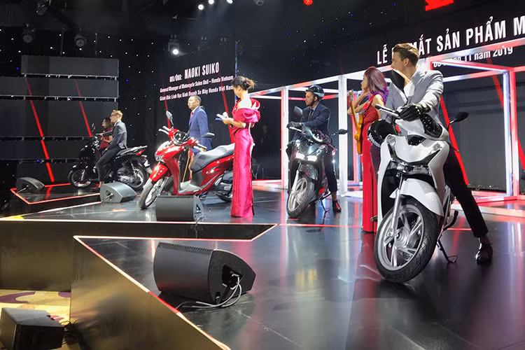 Honda SH125i 2020 mới được trang bị động cơ dung tích 124,5cc, cho công suất tối đa 12,3 mã lưc và mô men xoắn 11,4Nm. Trong khi đó động cơ 156,1cc trên "đàn anh" SH150i lại vượt trội hoàn toàn: đạt 16 mã lực tại 8.500rpm và 14,2Nm tại 6.500rpm - cao hơn thế hệ cũ 1,3 mã lực và 0,6Nm.