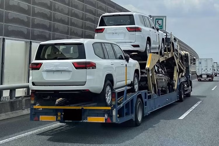 Những khu vực còn lại của Toyota Land Cruiser 2022 có thiết kế khá quen thuộc vì không thay đổi nhiều so với thế hệ cũ. Tuy nhiên, những đường nét mềm mại của xe đã được thay bằng đường dập gân sắc sảo hơn. Thêm vào đó là hốc bánh nổi bật, gương chiếu hậu nằm trên cửa và kính cửa sổ cải tiến theo phong cách giống Lexus GX cũng như Toyota Land Cruiser Prado.