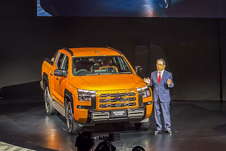 Mitsubishi đã chính thức trình làng thế hệ mới của dòng xe bán tải Triton trong sự kiện ra mắt toàn cầu tổ chức tại Thái Lan. Bước sang thế hệ Mitsubishi Triton 2024 mới, mẫu xe này đã được thay đổi toàn diện, cả về thiết kế, trang bị lẫn động cơ, nhằm cạnh tranh tốt hơn với các đối thủ như Ford Ranger, Toyota Hilux và Isuzu D-Max. 