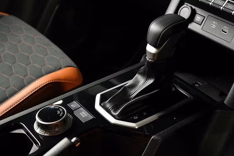 "Trái tim" của Mitsubishi Triton 2024 là động cơ diesel 4 xi-lanh, tăng áp, dung tích 2.4L hoàn toàn mới với 2 mức sức mạnh là 184 mã lực/430 Nm và 204 mã lực/470 Nm. Động cơ kết hợp với hộp số sàn 6 cấp hoặc tự động 6 cấp. Hệ dẫn động của xe là loại 1 cầu hoặc 2 cầu Super Select Full-time 4WD II. 