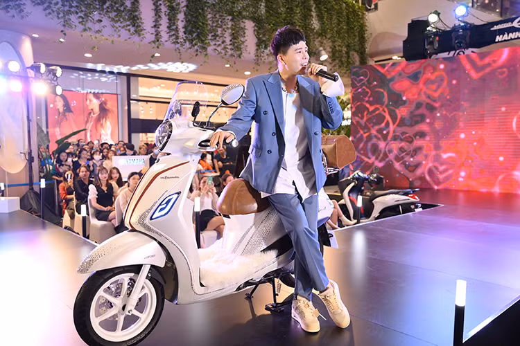 Bên cạch đó, khách tham dự cũng được giao lưu với những màn ngập tràn cảm xúc trong những ca khúc ngọt ngào nhưng không kém phần sôi động của nhạc sĩ, ca sĩ Trịnh Thăng Bình.