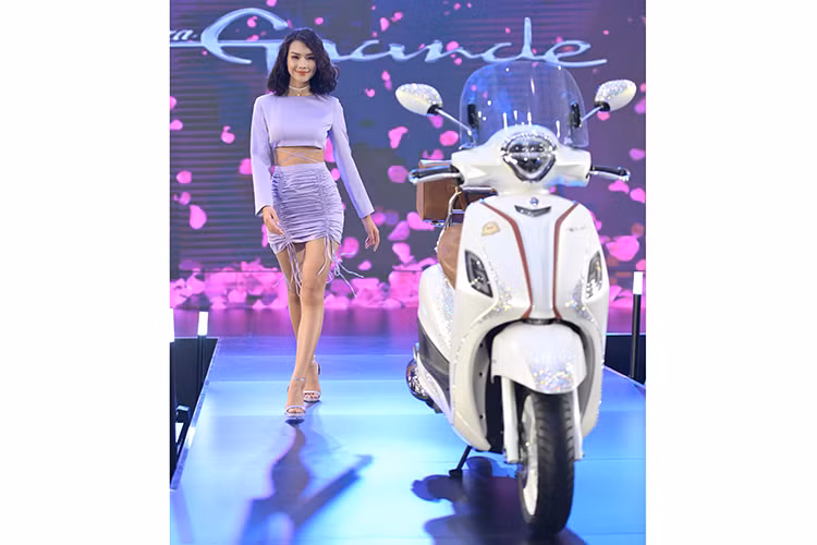 Sau hai chương trình Yamaha Grande Fashion Show vừa được tổ chức tại TP.HCM và thủ đô Hà Nội đã để lại ấn tượng sâu sắc cùng những kỉ niệm khó quên đối với các bạn trẻ yêu mến dòng xe tay ga Yamaha Grande. 