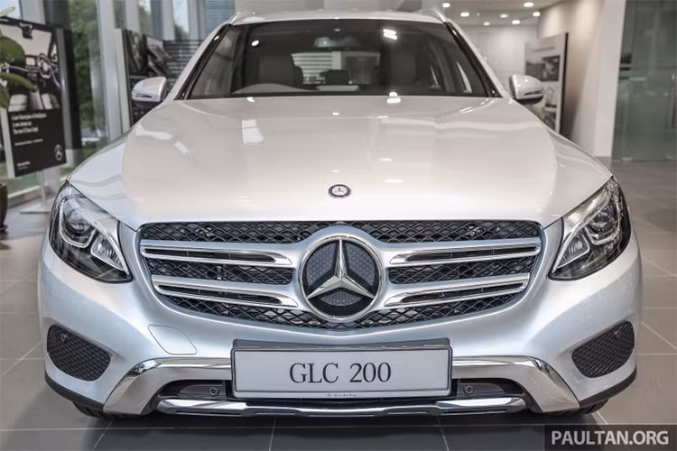 Cụ thể, ở phần đầu xe - Mercedes-Benz GLC 200 vẫn sử dụng công nghệ đèn led hiệu suất cao, tuy nhiên rất có thể nó sẽ không có chức năng đèn thông minh giống như 2 phiên bản đàn anh: GLC 250 &amp; GLC 300.