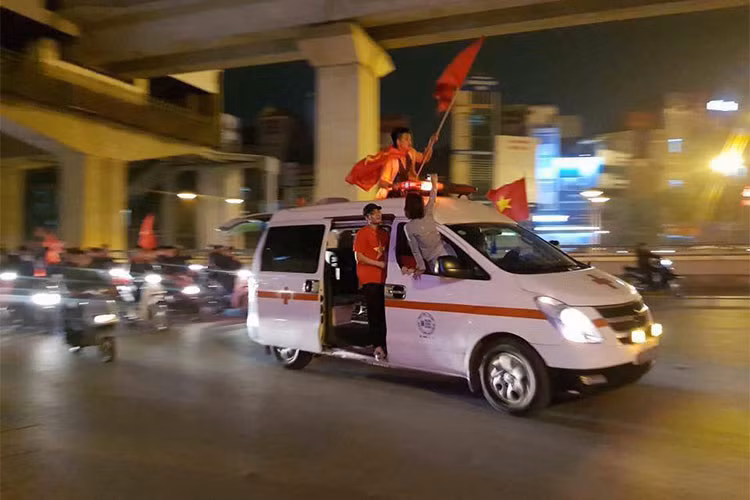 Ngay sau khi đội tuyển bóng đá Olympic Việt Nam chiến thắng thì xe cứu thương cũng bất ngờ được trưng dụng để "trắng đêm" ăn mừng.