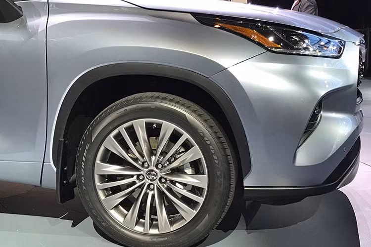 Toyota cho biết, Highlander 2020 có khả năng bám đường tốt hơn với lựa chọn dẫn động cầu trước hoặc ba hệ thống dẫn động bốn bánh có sẵn cho phiên bản máy V6 N/A và bản V6 Hybrid. Ở phiên bản máy xăng V6 N/A, phiên bản L, LE và XLE với hệ thống AWD (tùy chọn) có khả năng phân bổ 50% mô-men xoắn giữa trục trước và sau.