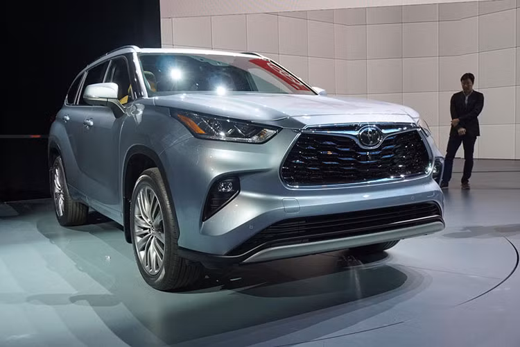Đáng chú ý Toyota Highlander Hybrid 2020 không sử dụng máy V6 3.5L + cặp mô-tơ điện như thế hệ hiện tại, thay vào đó là nó sử dụng máy nhỏ 4 xy-lanh thẳng hàng (I4) dung tích 2.5L hút khí tự nhiên, DOHC, VVT-iE kết hợp với mô-tơ điện cho công suất tối đa 240 mã lực, mặc dù hiệu suất giảm 22% nhưng phiên bản hybrid mới đạt hiệu quả về tính tiết kiệm nhiên liệu - tăng 17% so với trước đó dùng mới V6.