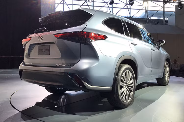 Toyota cung cấp cho xe hai hệ dẫn động gồm: cầu trước (2WD) hoặc cả bốn bánh (AWD) thay vì chỉ cung cấp duy nhất hệ dẫn động bốn bánh (AWD) như trước, nhờ đó giá bán Toyota Highlander Hybrid 2020 (chưa công bố), nhưng dự đoán sẽ được giảm xuống thấp hơn trước đây.