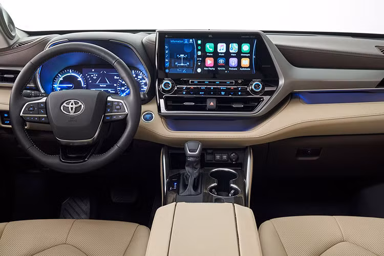 Tương tự ngoại thất, cabin Highlander 2020 cũng được “đập đi xây lại” với thiết kế mới hoàn toàn từ ghế ngồi, bảng táp-lô đa tầng hay vô lăng. Toyota đã trrang bị hệ thống đa phương tiện mới nhất cho Highlander, hỗ trợ kết nối Apple Car Play/ Android Auto, tương thích Alexa In-Car, radio SiriusXM, kết nối Wi-Fi,... thông qua màn hình cảm ứng 8 inch tiêu chuẩn (12,3 inch trên bản cao cấp).