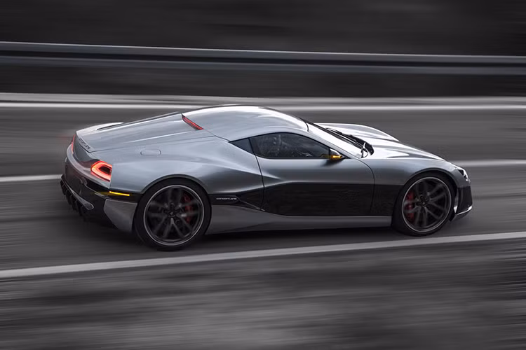 Với khối pin 90 kWh, Concept_One có thể di chuyển 321 km mỗi lần sạc đầy. Hệ thống kiểm soát hướng lực kéo 4 bánh cải tiến giúp siêu xe đạt độ linh hoạt cao nhất khi vận hành.
