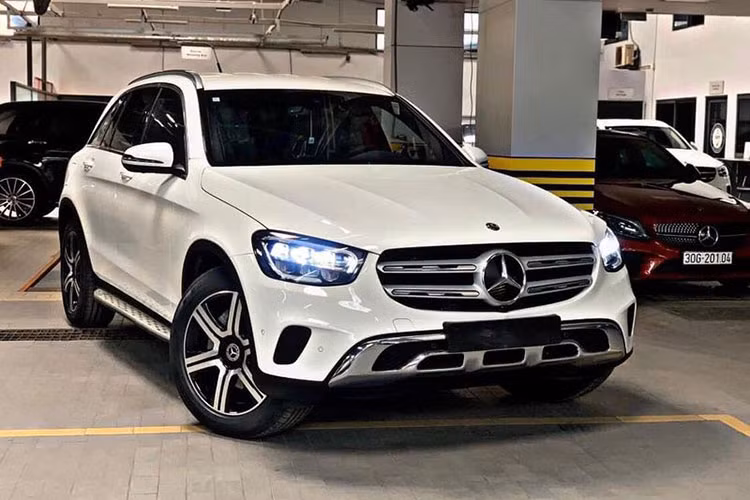 Chiếc Mercedes-Benz GLC 200 4Matic của Phan Văn Đức là phiên bản lắp ráp tại việt Nam. Ngoại hình xe với cụm đèn chiếu sáng và cụm đèn hậu LED nay có đồ họa mới đẹp hơn, đồng thời tạo được đặc điểm nhận diện cho các phiên bản nâng cấp facelift. Các chi tiết lưới tản nhiệt, cản xe và mâm hợp kim cũng được tinh chỉnh lại.