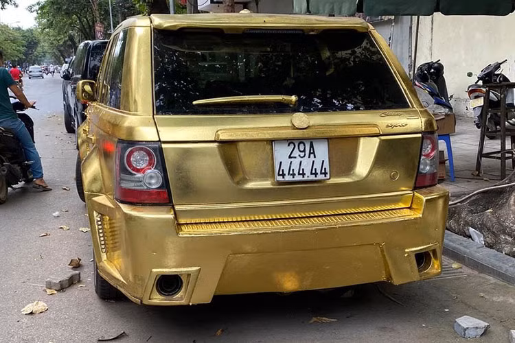 Một số chi tiết như tay nắm cửa, gương chiếu hậu, khe gió bên hông, vành xe đều được sơn màu vàng tạo điểm nhấn. 4 vòm bánh xe được làm rộng hơn theo phong cách độ widebody. Chiếc xe được trang bị hệ thống pô mới nhằm cho ra âm thanh lớn hơn rất nhiều so với nguyên bản.