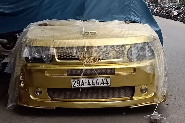 Đáng chú ý là lưới tản nhiệt của xe cũng được sửa lại để có thể gắn được logo rồng vàng ở chính giữa. Ngoài ra, bộ mâm xe hình rồng với màu vàng lấp lánh cũng được đặt riêng chưa rõ là vàng "xịn hay pha ke". 