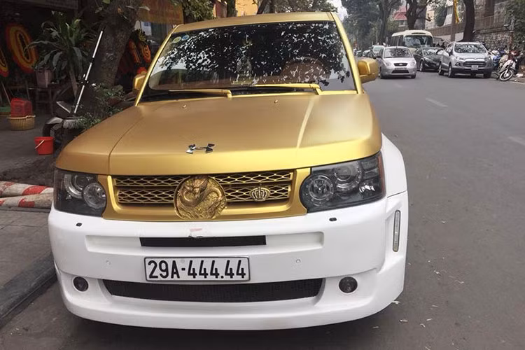 Quá trình tìm hiểu chúng tôi biết được, chiếc xe Range Rover độc nhất Việt Nam đời cũ này đã được chủ nhân cho thử sức qua nhiều bản độ khác nhau từ màu sơn gây choáng như trắng-vàng, Iron Man đến bản độ cực dị "Rồng" từ trong ra ngoài khiến không ít người nghi ngờ về độ thẩm mỹ của đại gia này.