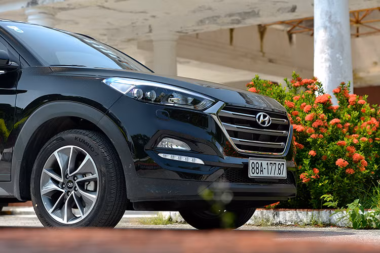 Hyundai Tucson 2017 mới được trang bị ghế lái chỉnh điện 10 hướng, và đặc biệt hơn ghế phụ cũng được chỉnh điện 8 hướng. Đây là một tính năng quan trọng giúp người ngồi ghế phụ nâng cao hơn để thoải mái bao quát trong những hành trình dài, đặc biệt là những cung đường đèo dốc. 
