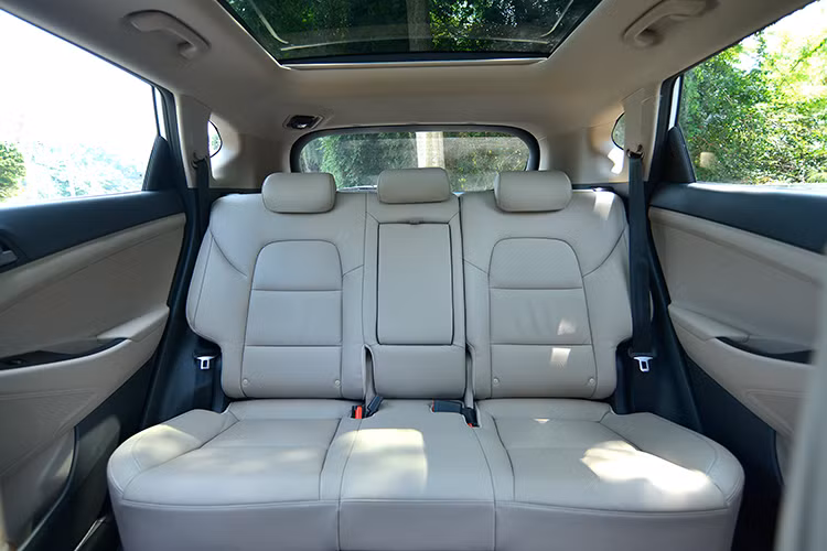 Trước đây, Hyundai Thành Công chỉ phân phối Tucson nhập khẩu nguyên chiếc 1 phiên bản động cơ duy nhất là Nu 2.0L cùng hộp số tự động 6 cấp. Tucson 2017 đã có thêm 2 lựa chọn động cơ nữa đó là lần đầu tiên động cơ 1.6L Turbo GDI (tăng áp và phun nhiên liệu trực tiếp) đi kèm hộp số ly hợp kép 7 cấp và lựa chọn động cơ diesel 2.0L eVGT.