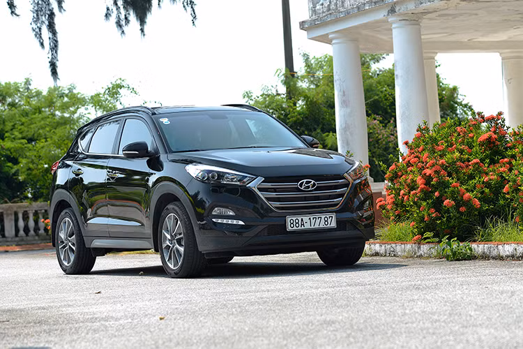 Tuy nhiên động cơ 1.6L T-GDI đang được khách hàng đánh giá cao nhất. Xe được trang bị 3 chế độ lái bao gồm: Normal (bình thường), ECO (tiết kiệm) và SPORT (thể thao). Ở mỗi chế độ hệ thống sẽ can thiệp vào độ nhạy chân ga, nặng nhẹ vô lăng, tốc độ chuyển số, độ cứng hệ thống treo nhằm mang lại những cảm hứng khác nhau cho người lái.