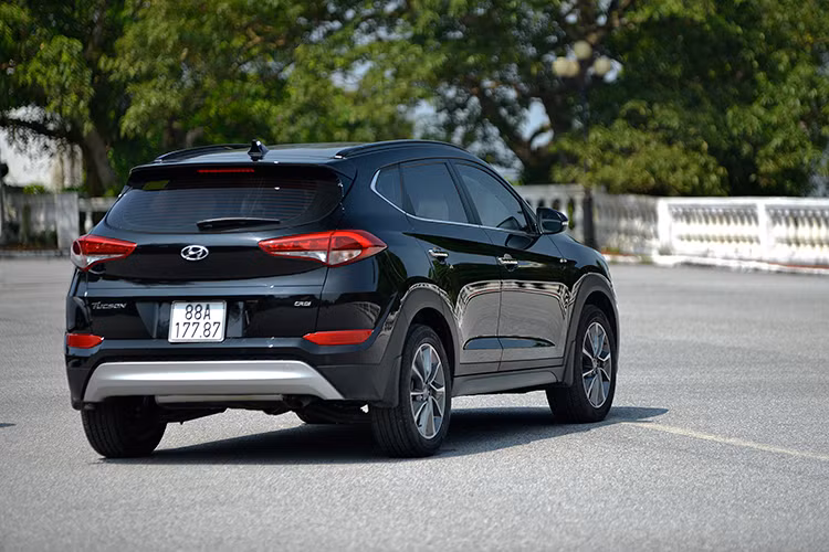 Có thể kể đến những trang bị đáng tiền trên mẫu xe CKD của Hyundai này như: Cửa sổ trời toàn cảnh panorama, Phanh tay điện tử, Cốp sau đóng mở điện thông minh, La-zăng 18 inch thiết kế mặt cắt kim cương... Đó cũng là những tính năng không tìm thấy được trên Honda CR-V hay CX-5!