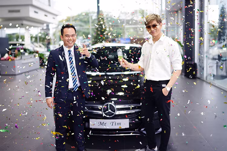 Ra mắt thị trường Việt Nam vào năm 2014, Mercedes C-Class thế hệ mới sở hữu ngoại hình trẻ trung và cá tính hơn rất nhiều so với thế hệ cũ, góp phần xóa bỏ hình ảnh "già" của hãng xe sang Đức trong tâm trí người dùng Việt Nam. Đặc biệt, phiên bản Mercedes C300 AMG còn có kiểu dáng bên ngoài khá gần với "đàn anh" C63 AMG.