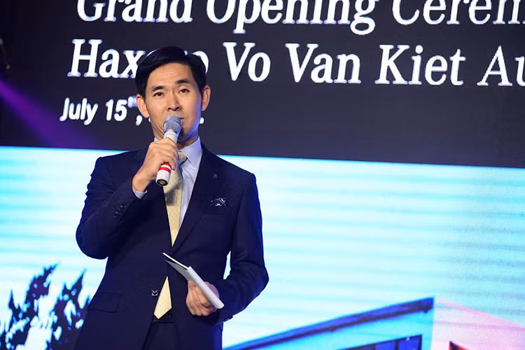 Ông Choi Duk Jun, Giám đốc điều hành Khối xe du lịch Mercedes-Benz Việt Nam cho biết: “Song hành với việc mở rộng danh mục sản phẩm, chúng tôi đang nỗ lực mở rộng và nâng cấp hệ thống đại lý phân phối nhằm mang đến sự thuận tiện và hài lòng cho khách hàng”.