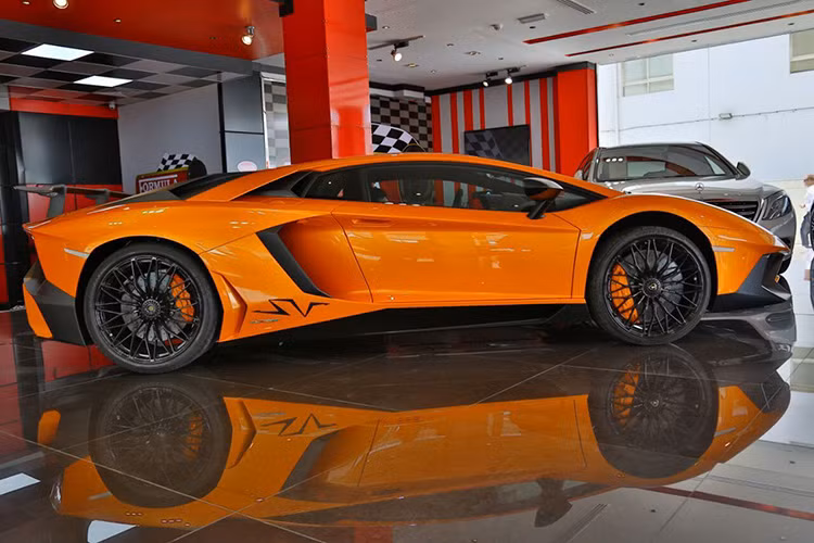 Để tiện so sánh thì McLaren P1, Porsche 918 Spyder hay LaFerrari đều có giá xấp xỉ 1 triệu USD chưa thuế. 