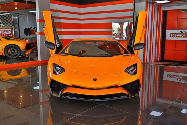 Showroom Formula Motors hiện đang có một chiếc Aventador SV màu cam và cái giá họ đưa ra là 2.4 triệu AED, tương đương 590.000 Euro hay 653.400 đô la.