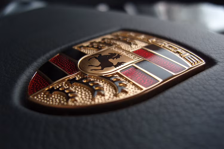Người sáng lập công ty là Ferdinand Porsche, một kỹ sư ôtô người Áo. Logo của Posche là một trong những biểu tượng nổi tiếng nhất của mọi thời đại, hình ảnh con ngựa phi trên chiếc Ferrari cùng biểu tượng thành phố Stuttgart, Đức.