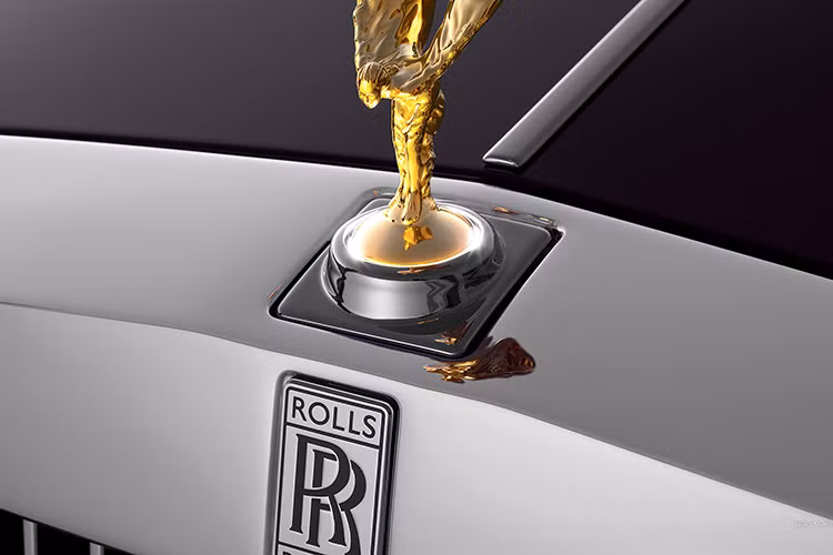 Ý nghĩa tên gọi và logo của Rolls Royce khá thú vị. Logo của xe là một chữ R kép, chính là tên viết tắt họ của hai người sáng lập ra mác xe này vào năm 1904: Charles Rolls và Henry Royce. Cùng với logo, bức tượng nổi tiếng gắn trên lưới tản nhiệt cũng là nét độc đáo của Rolls Royce.