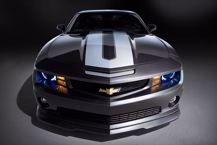 Cái tên Chevrolet cũng chính là tên nhà đồng sáng lập ra hãng xe này. Biểu tượng Chevrolet được người sáng lập William C. Durant phác thảo vào cuối năm 1913 và được nhiều người cho rằng nó được lấy cảm hứng từ một mẫu giấy dán tường.
