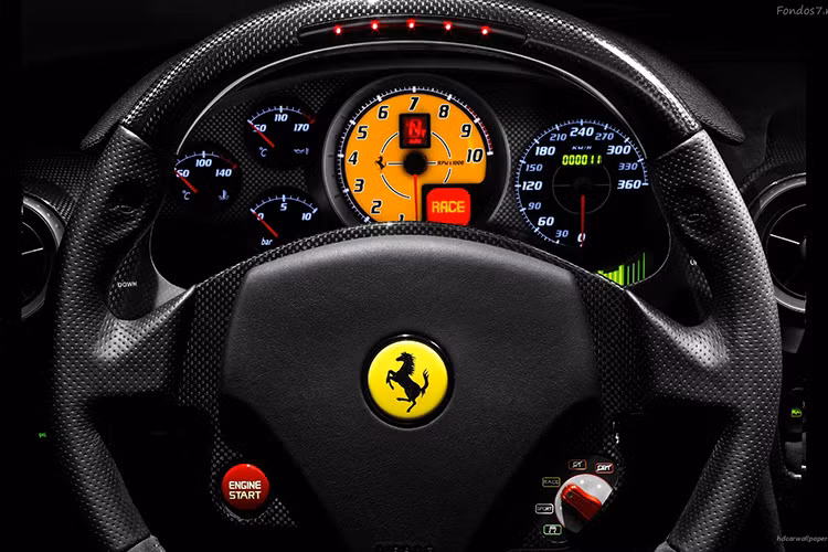 Ferrari S.p.A. do Enzo Ferrari sáng lập năm 1929, với tên gọi ban đầu là Scuderia Ferrari. Nền vàng của chiếc logo Ferrari chính là màu sắc đặc trưng của thành phố Modène, Ý. Còn chú ngựa chiến lồng lên là chiến lợi phẩm từ một phi công lái máy bay tiêm kích đã bắn rơi một chiếc máy bay của Đức mang về tặng.