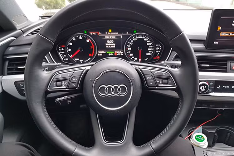 Bảng táp-lô A5 Sportback cũng có thiết kế không đổi so với A4, với các tùy chọn như đèn chiếu sáng thông minh và bảng đồng hồ kỹ thuật số Virtual Cockpi với màn hình hiển thị đa thông tin 12,3 inch. Hệ thống thông tin giải trí sử dụng một màn hình 8,3 inch trên bảng táp-lô, điều khiển bằng touchpad hay núm xoay trên bệ trung tâm.