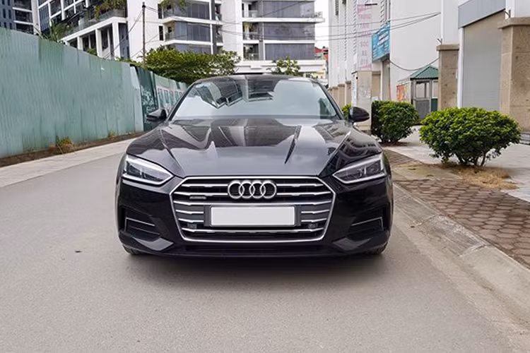 Phiên bản Audi A5 APEC 2017 tại Hà Nội này được phát triển dựa trên chiếc A5 Sportback mới nhưng có thiết kế và tuỳ chọn đặc biệt hơn so với phiên bản thương mại được sản xuất đại trà. Xe không những thừa hưởng những cải tiến mới hơn so với phiên bản trước và còn có nhiều điểm khác biệt mà chỉ những chiếc xe phục vụ hội nghị APEC lần này mới có.