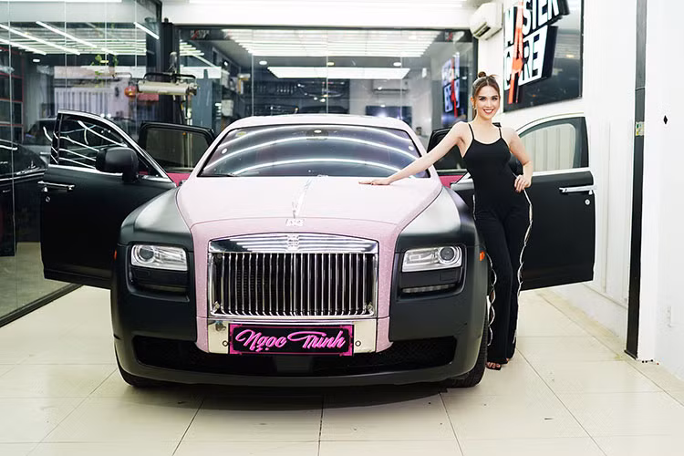 Sau hơn 3 ngày chia sẻ đoạn video chiếc xe siêu sang Rolls-Royce với ngoại thất đen nhám và điểm nhấn là nắp capô dán đề can màu hồng nổi bật, "nữ hoàng nội y" Ngọc Trinh đã đăng tải những hình ảnh chi tiết hơn về mẫu xe siêu sang này đã khiến không ít cư dân mạng choáng trước sự đầu tư của người đẹp này dành cho chiếc xe Rolls-Royce của mình.