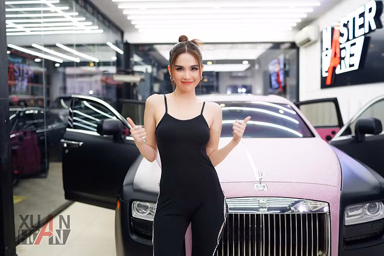 Tiết kiệm nhiên liệu không phải yếu tố được quan tâm nhiều đối với những người đủ khả năng mua xe siêu sang. Mặc dù vậy, động cơ của chiếc Rolls-Royce Ghost chỉ "uống" khoảng 15,7 lít/100 km trong thành phố và 11,7 lít/100 km trên xa lộ.