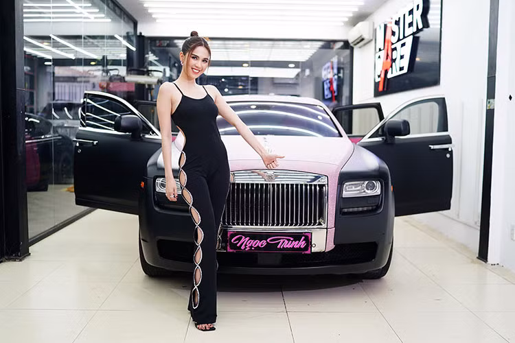 Dàn áo mới này đã giúp cho chiếc xe siêu sang Rolls-Royce Ghost của Ngọc Trinh nổi bật hơn. Chưa dừng lại đó, "nữ hoàng nội y" còn bọc lại cho nội thất xe tông màu hồng đậm yêu thích của mình từ ghế ngồi cho đến trần xe đầy sao.