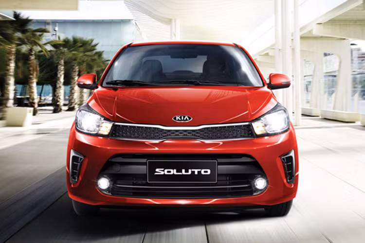 Với mức giá công bố này, mẫu xe sedan Kia Kia Soluto đang được xem là rẻ nhất phân khúc khi mà Toyota Vios (490-570 triệu đồng), Honda City (599 triệu đồng), Hyundai Accent (420-540 triệu đồng). Thậm chí nó còn rẻ hơn mẫu xe tiền nhiệm Kia Rio (470-510 triệu đồng).