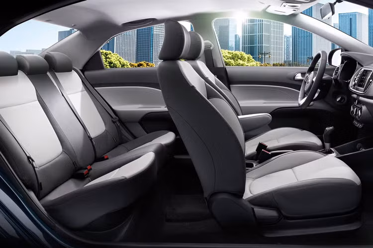 Kia Soluto 2019 mới trang bị động cơ xăng dung tích 1.4 lít CVVT có công suất 94 mã lực, mô men xoắn 133 Nm kết hợp tùy chọn hộp số sàn 5 cấp hoặc hộp số tự động 4 cấp. Tại Việt Nam, Soluto dự đoán sẽ ra mắt với 2 phiên bản số sàn và 1 phiên bản số tự động.