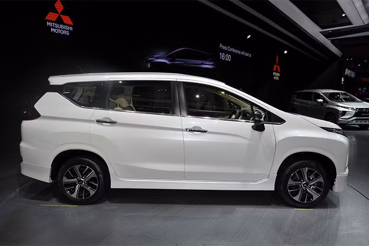 Xe vẫn sở hữu các thông số dài x rộng x cao lần lượt là 4.475 x 1.750 x 1.700 mm, Mitsubishi Xpander mới ngắn hơn Toyota Innova xấp xỉ 25cm về chiều dài tổng thể, vì vậy Xpander dễ bị gắn “mác” 5+2, thay vì một chiếc xe đa dụng 7 chỗ đầy đủ. Tuy nhiên mẫu crossover MPV của Mitsubishi lại gây bất ngờ bởi sự rộng rãi.