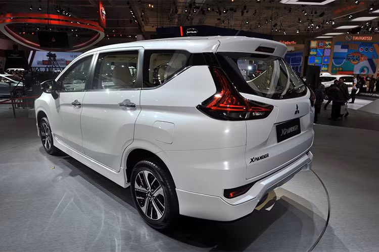 Cùng được nhập khẩu nguyên chiếc từ Indonesia, mẫu MPV 5+2 này được bán tại Thái Lan với hai phiên bản: GLS Limited số sàn giá từ 779.000 baht (hơn 550 triệu đồng) và GT số tự động giá từ 849.000 baht (603 triệu đồng), tương đương giá xe tại Việt Nam với bản số sàn, nhưng rẻ hơn gần 50 triệu đồng ở bản số tự động.