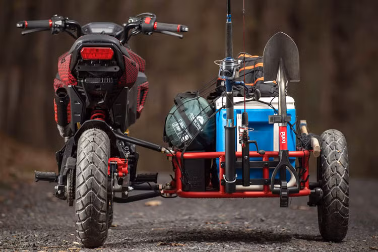 Một số chi tiết như đèn xinhan nguyên bản đã được xưởng độ Industrial Moto loại bỏ và thay thế bằng đèn xinhan gù tay lái cực chất và ống xả độ giúp tạo ra âm thanh kích thích hơn.