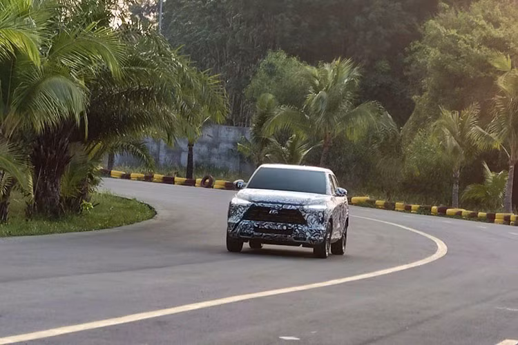 Hồi đầu tháng 5/2023 vừa qua, mẫu xe SUV Mitsubishi XFC đã được phát hiện chạy thử tại Việt Nam. Đây có thể là bản tiền thương mại, tuy vậy hãng không có bình luận chính thức.